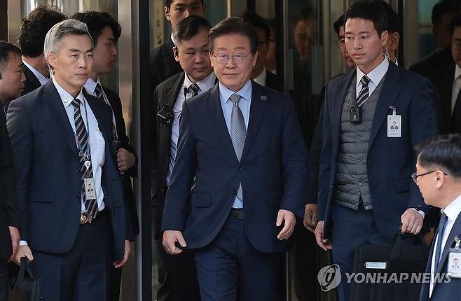 이재명 대표, 선거법 위반 1심 징역형 집행유예 선고 (서울=연합뉴스) 김인철 기자 = 더불어민주당 이재명 대표가 15일 오후 서울 서초구 서울중앙지법에서 열린 공직선거법 위반 혐의 관련 1심 선고 공판을 마친 뒤 법원 청사를 나서고 있다.
    이날 서울중앙지법 형사합의34부(한성진 부장판사)는 공직선거법 위반 혐의로 불구속기소된 이 대표에게 징역 1년에 집행유예 2년을 선고했다. 2024.11.15 yatoya@yna.co.kr