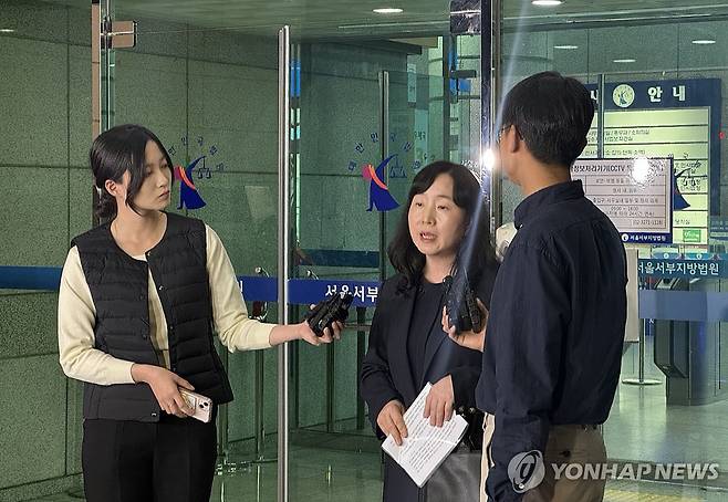 '유출논란' 연세대 논술, 입장 밝히는 수험생 측 변호사 (서울=연합뉴스) 장보인 기자 = 수험생 측 법률대리인인 김정선 변호사가 29일 서울 서부지법 앞에서 일부 수험생이 연세대를 상대로 낸 자연계열 논술시험 효력정지 가처분 신청 사건 첫 심문기일을 마친 뒤 취재진에게 입장을 밝히고 있다. 2024.10.29 boin@yna.co.kr