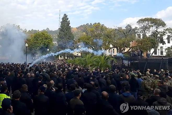 압하지야 의회 주변에 모인 시위대 [타스 연합뉴스. 재판매 및 DB 금지]