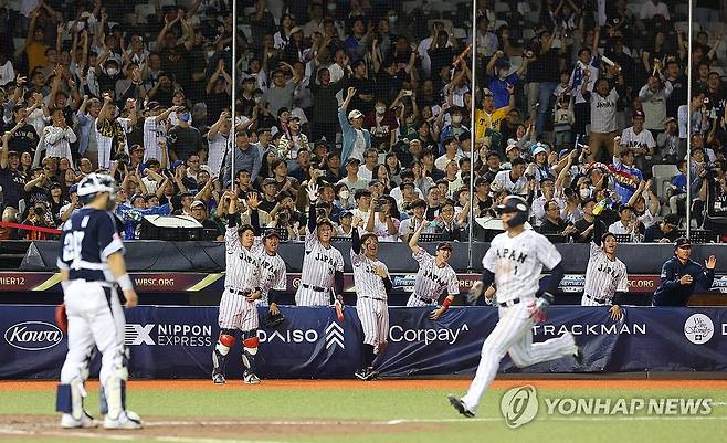 '좋다' (타이베이=연합뉴스) 한종찬 기자 = 15일 오후 대만 타이베이돔에서 열린 세계야구소프트볼연맹(WBSC) 프리미어12 2024 B조 조별리그 대한민국과 일본의 경기. 5회말 2사 만루에서 마키 슈고가 역전 적시타를 치자, 일본 선수들이 기뻐하고 있다. 2024.11.15 saba@yna.co.kr