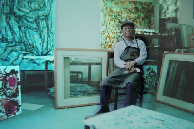 작업실에서 조영동 화백