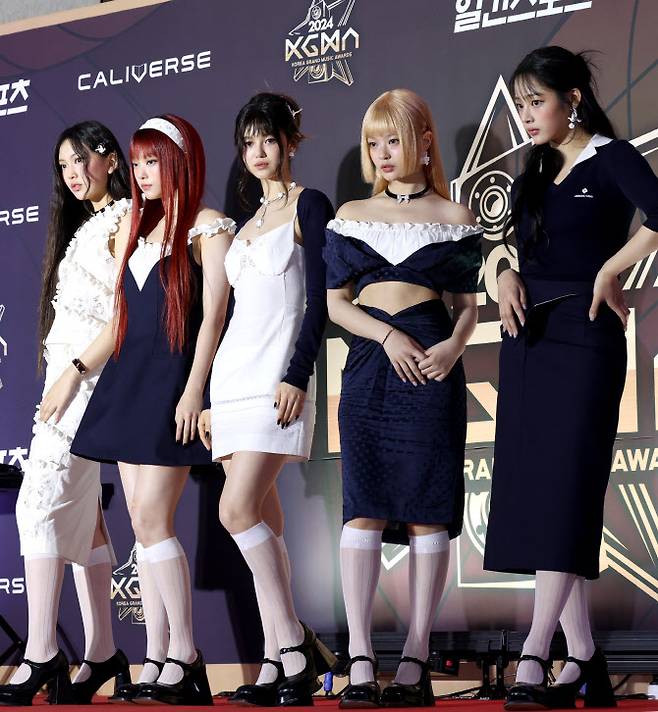 그룹 뉴진스가 16일 인천 중구 운서동 인스파이어 아레나에서 열린 ‘2024 코리아 그랜드 뮤직 어워즈(KGMA)’ 첫째날 아티스트데이 레드카펫 행사에 참석해 포토월에서 포즈를 취하고 있다.(사진=KGMA 특별취재반)