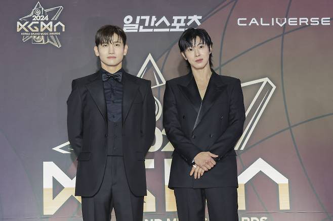 그룹 동방신기가 16일 인천 중구 운서동 인스파이어 아레나에서 열린 ‘2024 코리아그랜드뮤직어워즈(KGMA)’ 첫째날 아티스트데이 레드카펫 행사에 참석해 포즈를 취하고 있다.(사진=KGMA 특별취재반)