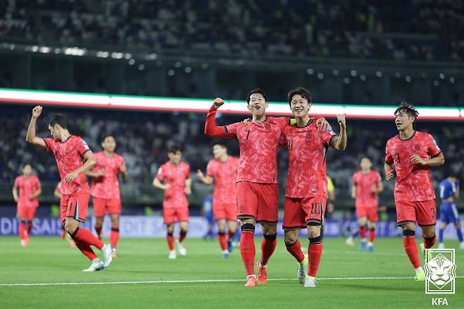 14일 오후(현지시각) 쿠웨이트 자베르 알아흐마드 국제경기장에서 열린 2026 국제축구연맹(FIFA) 북중미 월드컵 아시아 3차 예선 B조 5차전 대한민국과 쿠웨이트의 경기, 전반 대한민국 손흥민이 패널티킥을 성공시킨 뒤 이재성과 기쁨을 나누고 있다 (대한축구협회 제공) 2024.11.14/뉴스1 ⓒ News1 김진환 기자