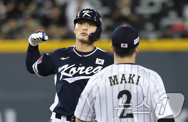 15일(현지시간) 오후 대만 타이베이시 타이베이돔에서 열린 2024 WBSC 프리미어12 B조 예선 대한민국과 일본의 경기, 5회초 대한민국 공격 2사 3루 상황에서 윤동희가 역전 1타점 2루타를 친 뒤 세리머니 하고 있다. 2024.11.15/뉴스1 ⓒ News1 장수영 기자