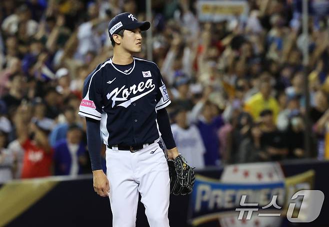 13일(현지시간) 오후 대만 타이베이시 타이베이돔에서 열린 2024 WBSC 프리미어12 B조 예선 대한민국과 대만의 경기, 2회말 대만 공격 2사만루 상황에서 대한민국 선발 고영표가 천천웨이의 만루 홈런에 이어 린리에게 2루타를 허용하고 있다. 2024.11.13/뉴스1 ⓒ News1 장수영 기자