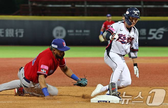 16일(현지시간) 대만 타이베이시 톈무 야구장에서 열린 2024 WBSC 프리미어12 B조 예선 대한민국과 도미니카공화국의 경기, 6회말 대한민국 공격 1사 2, 3루 상황에서 신민재가 도미니카 투수 로드리게스의 송구 실책을 틈타 3루까지 진루하고 있다. 2024.11.16/뉴스1 ⓒ News1 장수영 기자