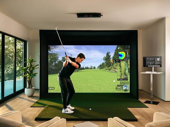 브랜드 유니코 앰버서더인 카메론 챔프가 자택에 설치된 EYE XO2 타석 공간에서 스윙하는 모습. 사진 | 크리에이츠