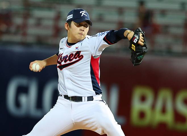 16일 오후 대만 타이베이 톈무야구장에서 열린 세계야구소프트볼연맹(WBSC) 프리미어12 2024 B조 조별리그 대한민국과 도미니카공화국의 경기. 박영현이 역투하고 있다. 사진 | 타이베이=연합뉴스