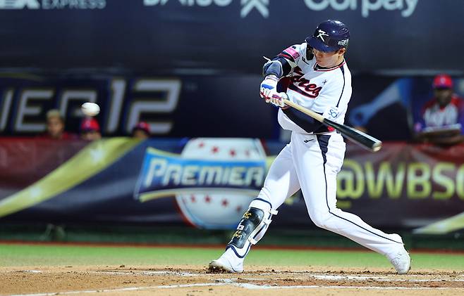 14일 오후 대만 타이베이 톈무야구장에서 열린 세계야구소프트볼연맹(WBSC) 프리미어12 2024 B조 조별리그 대한민국과 쿠바의 경기. 6회말 2사 2루에서 최원준이 적시 2루타를 치고 있다. 사진 | 타이베이=연합뉴스