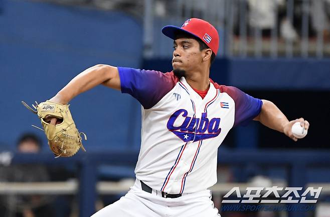 2024 WBSC 프리미어12 대한민국 야구 대표팀과 쿠바 대표팀의 평가전이 2일 서울 고척스카이돔에서 열렸다. 쿠바 사르두이가 역투하고 있다. 고척=박재만 기자 pjm@sportschosun.com/2024.11.02/