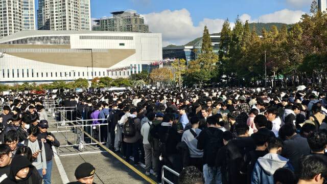 지스타2024 셋째날 입장을 위해 대기 중인 관람객