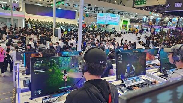 넷마블 지스타2024에 출품된 몬길: 스타 다이브를 시연하고 있는 관람객 모습.