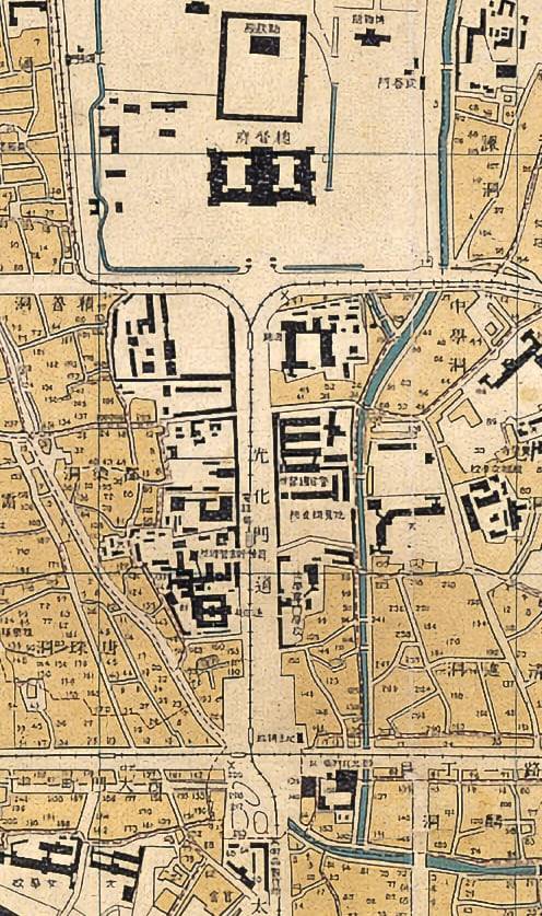 사진④: 1933년 '경성시가도'(부분). 경복궁 안에 건축된 총독부 청사와 육조거리(광화문통)는 일직선상에 있지 않다. 총독부는 육조거리를 보존하고 청사만 방향을 틀어서 신축했다. /서울역사박물관
