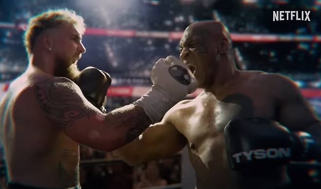 마이크 타이슨(왼쪽)과 제이크 폴은 서른 살 차이다. 두 사람은 정식 경기에서 사용하는 10온스(283.4g) 글러브 대신 14온스(396.8g) 글러브를 착용하며 2분씩 8라운드 시합을 치른다. /넷플릭스