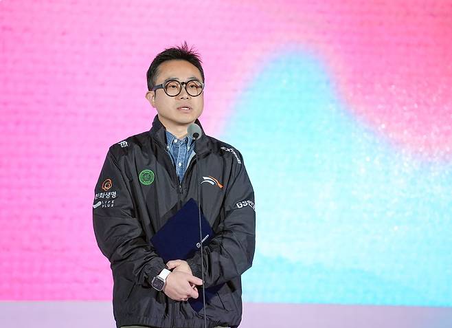 한화생명e스포츠의 김성훈 단장이 지난 13일 부산 벡스코에서 열린 2024 대한민국 게임대상 시상식에서 e스포츠 발전상을 수상한 직후 소감을 밝히고 있다. /연합뉴스