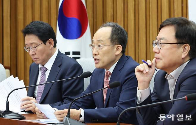 국민의힘 추경호 원내대표(가운데)가 15일 국회 본청에서 열린 당 원내대책회의에서 발언하고 있다. 추 원내대표는 이날 더불어민주당 이재명 대표가 공직선거법 위반 혐의로 1심에서 징역 1년에 집행유예 2년을 선고받자 “사법부 결정에 경의를 표한다”고 환영했다. 장승윤 기자 tomato99@donga.com