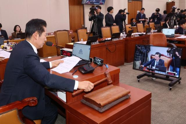 정청래 국회 법사위원장이 지난 8일 오전 서울 여의도 국회에서 열린 법제사법위원회 전체회의에서 법무부와 감사원, 대법원 등 소관기관 6곳의 2025년도 예산안을 의결하고 있다. 국민의힘은 검찰, 감사원 등에 대해 특수활동비와 특수업무경비를 전액 삭감한 예산안 처리에 반발하며 표결 직전 회의장에서 퇴장했다. 뉴시스