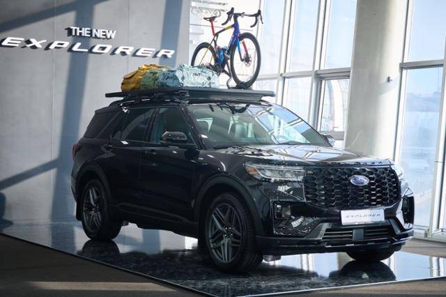 더 뉴 포드 익스플로러 ST-라인에 아웃도어 활동성을 보여주기 위해 자전거 등이 얹혀 있다. 포드코리아 제공