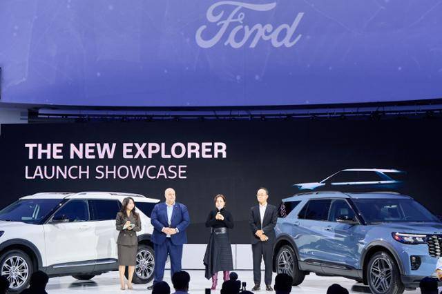 데이비드 제프리(왼쪽 두 번째) 포드코리아 대표 등 포드코리아 관계자들이 더 뉴 포드 익스플로러를 공개한 뒤 기자들의 질의에 답하고 있다. 포드코리아 제공