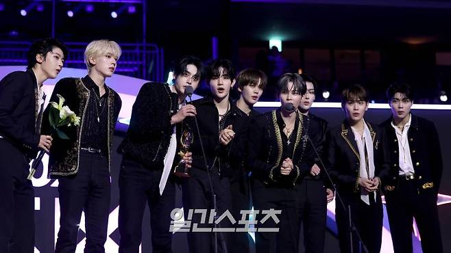 [2024 KGMA] 그룹 제로베이스원이 16일 인천 중구 운서동 인스파이어 아레나에서 열린 '2024 코리아그랜드뮤직어워즈(KGMA)' 첫째날 아티스트데이에서 베스트 아티스트상을 받고 수상소감을 말하고 있다. 일간스포츠(이데일리M)가 주최하고 KGMA 조직위원회가 주관하는 '2024 KGMA'는 올해 창간 55주년을 맞은 일간스포츠가 대한민국 대중음악계에 새로운 패러다임을 제시하기 위해 새롭게 개최하는 시상식으로 16, 17일 이틀간 펼쳐진다. 영종도(인천)=KGMA특별취재반 /2024.11.16/