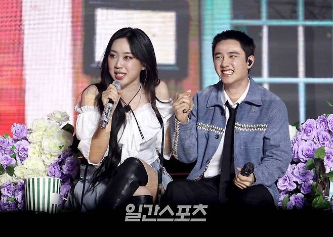 [2024 KGMA] 베스트 힙합상과 베스트 아티스트상을 수상한 이영지와 도경수가 16일 인천 중구 운서동 인스파이어 아레나에서 열린 '2024 코리아그랜드뮤직어워즈(KGMA)' 첫째날 아티스트데이에서 스페셜 듀엣무대를 꾸미고 있다. 일간스포츠(이데일리M)가 주최하고 KGMA 조직위원회가 주관하는 '2024 KGMA'는 올해 창간 55주년을 맞은 일간스포츠가 대한민국 대중음악계에 새로운 패러다임을 제시하기 위해 새롭게 개최하는 시상식으로 16, 17일 이틀간 펼쳐진다. 영종도(인천)=KGMA특별취재반 /2024.11.16/