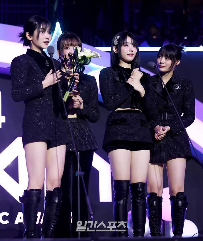 [2024 KGMA] 그룹 QWER이 16일 인천 중구 운서동 인스파이어 아레나에서 열린 '2024 코리아그랜드뮤직어워즈(KGMA)' 첫째날 아티스트데이에서 베스트 밴드상을 수상하고 소감을 말하고 있다. 일간스포츠(이데일리M)가 주최하고 KGMA 조직위원회가 주관하는 '2024 KGMA'는 올해 창간 55주년을 맞은 일간스포츠가 대한민국 대중음악계에 새로운 패러다임을 제시하기 위해 새롭게 개최하는 시상식으로 16, 17일 이틀간 펼쳐진다. 영종도(인천)=KGMA특별취재반 /2024.11.16/