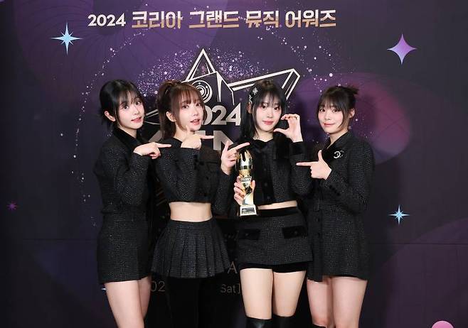 [2024 KGMA]그룹 QWER이 16일 인천 중구 운서동 인스파이어 아레나에서 열린 '2024 코리아그랜드뮤직어워즈(KGMA)' 첫째날 아티스트데이에서 베스트 밴드상을 수상 후 트로피 세리머니를 하고 있다.일간스포츠(이데일리M)가 주최하고 KGMA 조직위원회가 주관하는 '2024 KGMA'는 올해 창간 55주년을 맞은 일간스포츠가 대한민국 대중음악계에 새로운 패러다임을 제시하기 위해 새롭게 개최하는 시상식으로 16, 17일 이틀간 펼쳐진다.영종도(인천)=KGMA특별취재반 /2024.11.16/