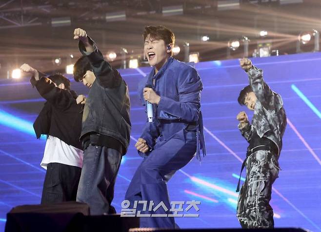 [2024 KGMA] 영탁이 16일 인천 중구 운서동 인스파이어 아레나에서 열린 '2024 코리아그랜드뮤직어워즈(KGMA)' 첫째날 아티스트데이에서 베스트 아티스트상을 받고 멋진 무대를 꾸미고 있다. 일간스포츠(이데일리M)가 주최하고 KGMA 조직위원회가 주관하는 '2024 KGMA'는 올해 창간 55주년을 맞은 일간스포츠가 대한민국 대중음악계에 새로운 패러다임을 제시하기 위해 새롭게 개최하는 시상식으로 16, 17일 이틀간 펼쳐진다. 영종도(인천)=KGMA특별취재반 /2024.11.16/