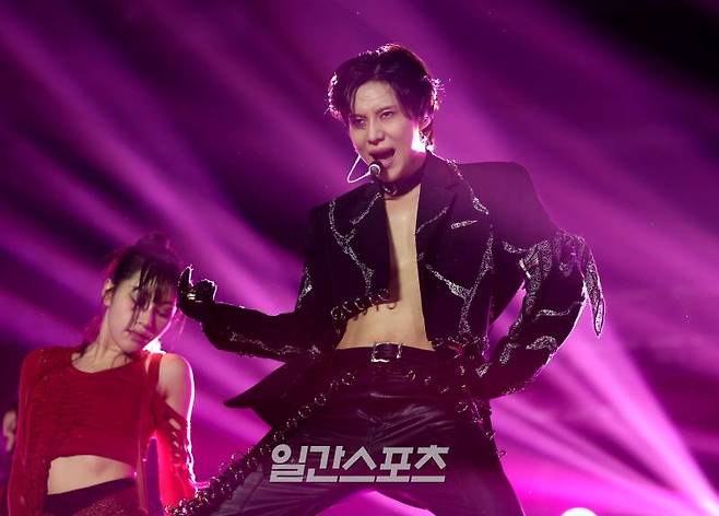 [2024 KGMA] 태민이 16일 인천 중구 운서동 인스파이어 아레나에서 열린 '2024 코리아그랜드뮤직어워즈(KGMA)' 첫째날 아티스트데이에서 베스트 솔로아티스트상을 수상하고 멋진 무대를 꾸미고 있다. 일간스포츠(이데일리M)가 주최하고 KGMA 조직위원회가 주관하는 '2024 KGMA'는 올해 창간 55주년을 맞은 일간스포츠가 대한민국 대중음악계에 새로운 패러다임을 제시하기 위해 새롭게 개최하는 시상식으로 16, 17일 이틀간 펼쳐진다. 영종도(인천)=KGMA특별취재반 /2024.11.16/