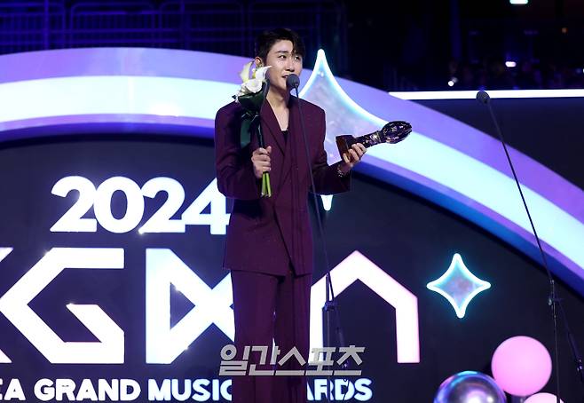 [2024 KGMA] 영탁이 16일 인천 중구 운서동 인스파이어 아레나에서 열린 '2024 코리아그랜드뮤직어워즈(KGMA)' 첫째날 아티스트데이에서 롯데 칼리버스, 올해의 초월상을 수상하고 수상소감을 말하고 있다. 일간스포츠(이데일리M)가 주최하고 KGMA 조직위원회가 주관하는 '2024 KGMA'는 올해 창간 55주년을 맞은 일간스포츠가 대한민국 대중음악계에 새로운 패러다임을 제시하기 위해 새롭게 개최하는 시상식으로 16, 17일 이틀간 펼쳐진다. 영종도(인천)=KGMA특별취재반 /2024.11.16/