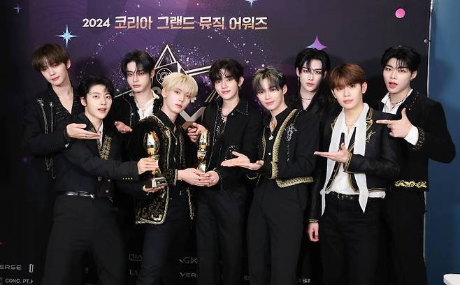 [2024 KGMA]그룹 ZEROBASEONE(제로베이스원)이 16일 인천 중구 운서동 인스파이어 아레나에서 열린 '2024 코리아그랜드뮤직어워즈(KGMA)' 첫째날 아티스트데이에서 베스트 아티스트, 2024 그랜드 아너스 초이스 수상 후 트로피 세리머니를 하고 있다.일간스포츠(이데일리M)가 주최하고 KGMA 조직위원회가 주관하는 '2024 KGMA'는 올해 창간 55주년을 맞은 일간스포츠가 대한민국 대중음악계에 새로운 패러다임을 제시하기 위해 새롭게 개최하는 시상식으로 16, 17일 이틀간 펼쳐진다.영종도(인천)=KGMA특별취재반 /2024.11.16/