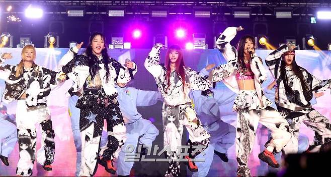 [2024 KGMA] 뉴진스가 16일 인천 중구 운서동 인스파이어 아레나에서 열린 '2024 코리아그랜드뮤직어워즈(KGMA)' 첫째날 아티스트데이에서 베스트 아티스트상을 수상하고 멋진 축하무대를 꾸미고 있다. 일간스포츠(이데일리M)가 주최하고 KGMA 조직위원회가 주관하는 '2024 KGMA'는 올해 창간 55주년을 맞은 일간스포츠가 대한민국 대중음악계에 새로운 패러다임을 제시하기 위해 새롭게 개최하는 시상식으로 16, 17일 이틀간 펼쳐진다. 영종도(인천)=KGMA특별취재반 /2024.11.16/