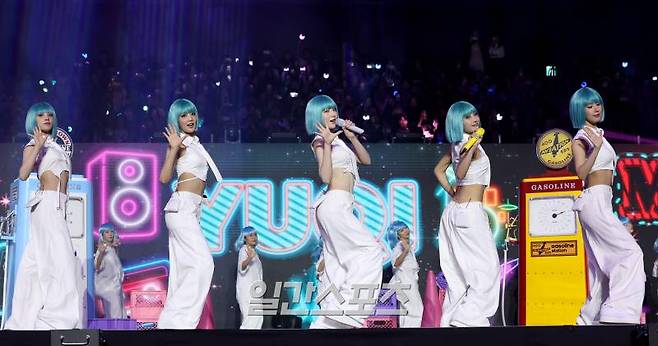 [2024 KGMA] 그룹 (여자)아이들이 16일 인천 중구 운서동 인스파이어 아레나에서 열린 '2024 코리아그랜드뮤직어워즈(KGMA)' 첫째날 아티스트데이에서 베스트 아티스트상을 수상하고 멋진 축하무대를 꾸미고 있다. 일간스포츠(이데일리M)가 주최하고 KGMA 조직위원회가 주관하는 '2024 KGMA'는 올해 창간 55주년을 맞은 일간스포츠가 대한민국 대중음악계에 새로운 패러다임을 제시하기 위해 새롭게 개최하는 시상식으로 16, 17일 이틀간 펼쳐진다. 영종도(인천)=KGMA특별취재반 /2024.11.16/