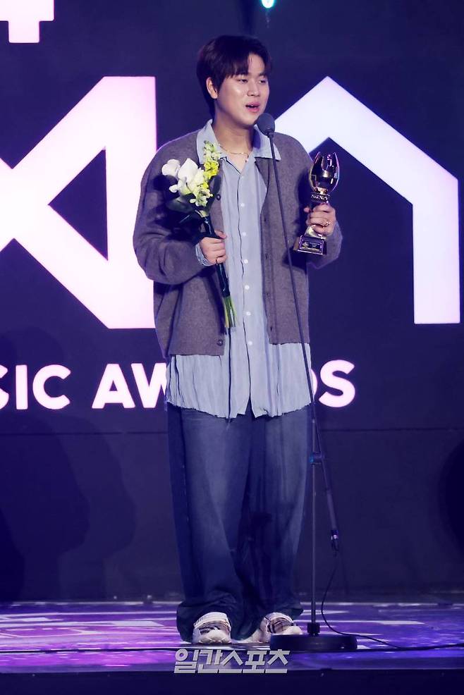 [2024 KGMA] 이무진이 16일 인천 중구 운서동 인스파이어 아레나에서 열린 '2024 코리아그랜드뮤직어워즈(KGMA)' 첫째날 아티스트데이에서 ‘베스트 메모리’상을 수상하고 수상소감을 밝히고 있다. 일간스포츠(이데일리M)가 주최하고 KGMA 조직위원회가 주관하는 '2024 KGMA'는 올해 창간 55주년을 맞은 일간스포츠가 대한민국 대중음악계에 새로운 패러다임을 제시하기 위해 새롭게 개최하는 시상식으로 16, 17일 이틀간 펼쳐진다. 영종도(인천)=KGMA특별취재반 /2024.11.16/