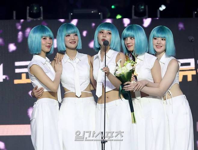 [2024 KGMA] 그룹 (여자)아이들이 16일 인천 중구 운서동 인스파이어 아레나에서 열린 '2024 코리아그랜드뮤직어워즈(KGMA)' 첫째날 아티스트데이에서 2024 그랜드 레코드상을 수상하고 소감을 말하고 있다. 일간스포츠(이데일리M)가 주최하고 KGMA 조직위원회가 주관하는 '2024 KGMA'는 올해 창간 55주년을 맞은 일간스포츠가 대한민국 대중음악계에 새로운 패러다임을 제시하기 위해 새롭게 개최하는 시상식으로 16, 17일 이틀간 펼쳐진다. 영종도(인천)=KGMA특별취재반 /2024.11.16/