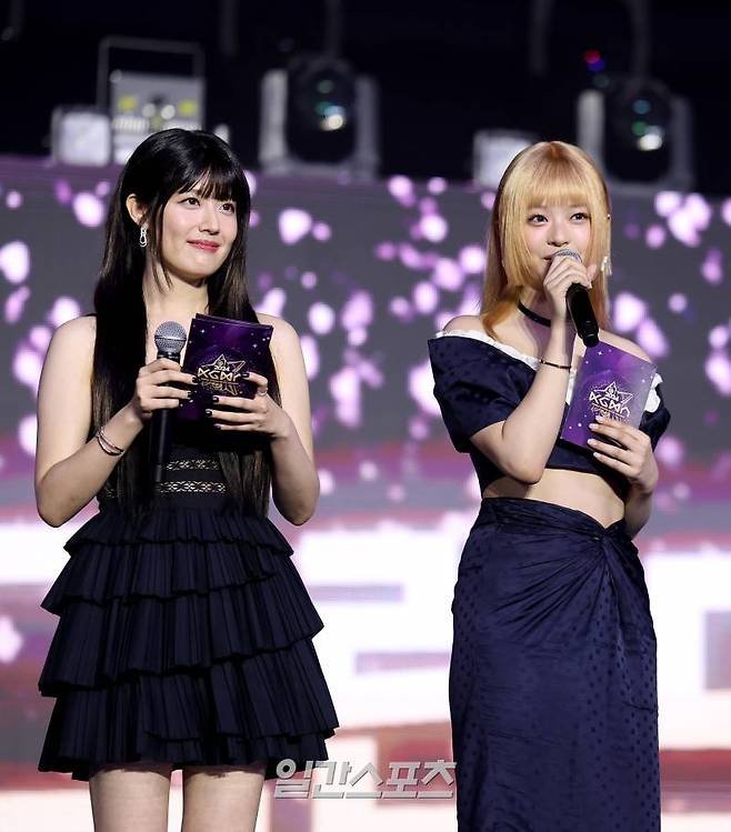 [2024 KGMA] 배우 님지현과 뉴진스 하니가 16일 인천 중구 운서동 인스파이어 아레나에서 열린 '2024 코리아그랜드뮤직어워즈(KGMA)' 첫째날 아티스트데이에서 진행을 맡아 새로운 매력을 발하고 있다. 일간스포츠(이데일리M)가 주최하고 KGMA 조직위원회가 주관하는 '2024 KGMA'는 올해 창간 55주년을 맞은 일간스포츠가 대한민국 대중음악계에 새로운 패러다임을 제시하기 위해 새롭게 개최하는 시상식으로 16, 17일 이틀간 펼쳐진다. 영종도(인천)=KGMA특별취재반 /2024.11.16/