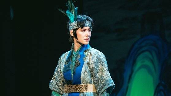 드라마 ‘정년이’에서 여성국극 남장 여배우를 연기하고 있는 정은채. 오리지널 남역스타 임춘앵을 연상시키는 문옥경 역 정은채가 ‘인생캐’를 만난 것으로 평가받는다. [사진 tvN]