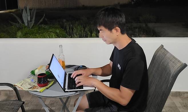 전자책 전문 편집자 박웅영 씨가 그리스 산토리니에서 작업을 하고 있는 모습. 그는 인터뷰를 통해 공간의 제약이 없어 여행을 하면서 일을 할 수 있는 것이 매력적이라고 말했다.