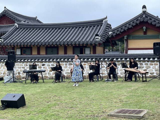 주말 IN 양주관아지 프로그램의 일환으로 마련된 소놀이예술단 공연이 펼쳐지고 있다. 양주시 제공