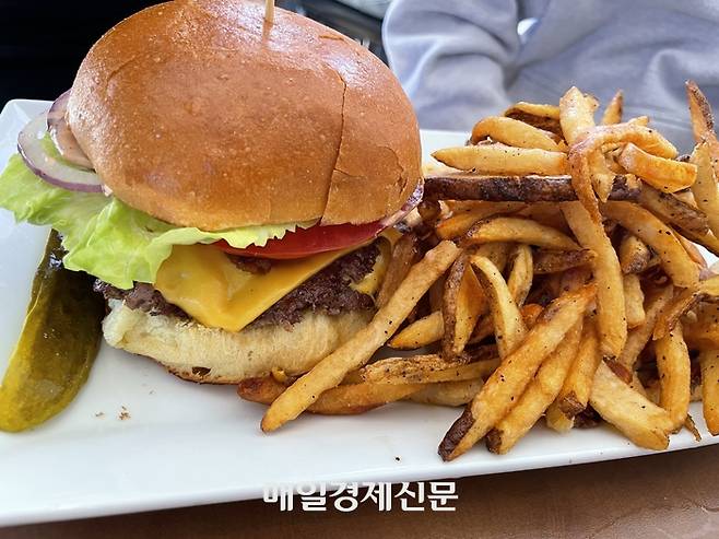 클래식 버거와 감자튀김