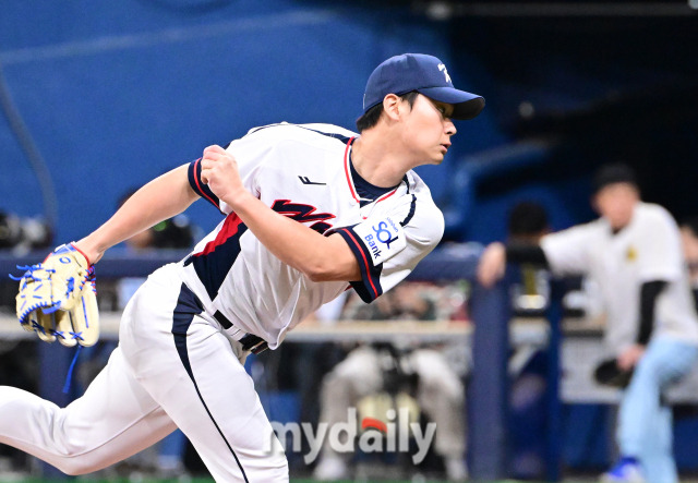 대한민국 야구대표팀 곽도규가 6일 오후 서울 고척스카이돔에서 진행된 상무와의 연습 경기에서 역투를 펼치고 있다./마이데일리