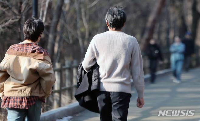 [서울=뉴시스] 평소 운동을 거의 하지 않는 40대가 매일 160분 이상 걸으면 기대수명이 11년 늘어난다는 연구 결과가 나와 화제다. (사진=뉴시스DB)