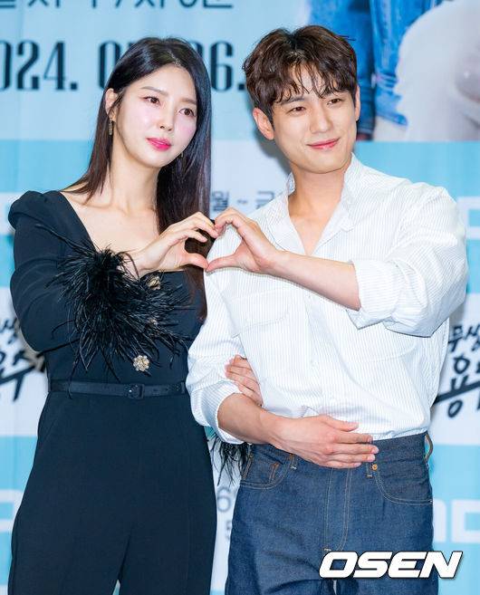 [OSEN=민경훈 기자] 3일 오후 서울 마포구 상암동 MBC 골든마우스홀에서 MBC 새 일일드라마 ‘용감무쌍 용수정’가 제작발표회가 열렸다.오는 6일 첫 방송될 MBC 새 일일드라마 ‘용감무쌍 용수정(약칭 용수정)’은 현대판 거상(巨商) 임상옥을 꿈꾸는 거침없는 상여자 용수정(엄현경 분)과 그에게 운명을 맡긴 악바리 짠돌이 여의주(서준영 분)가 함께하는 화끈하고 통쾌한 로맨스 복수극.배우 엄현경과 서준영이 입장하며 포즈를 취하고 있다. 2024.05.03 /rumi@osen.co.kr