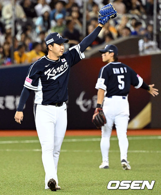 [OSEN=타이베이(대만), 이대선 기자] 13일 오후 대만 타이베이돔에서 세계야구소프트볼연맹(WBSC) 프리미어12 2024 B조 1차전 대한민국과 대만의 경기가 열렸다.대한민국은 1차전 선발투수로 고영표, 대만은 린위민을 내세웠다.7회말 한국 유영찬이 대만 천천웨이 타구에 호수비를 펼친 2루수 송성문을 향해 고마움을 표하고 있다. 2024.11.13 /sunday@osen.co.kr