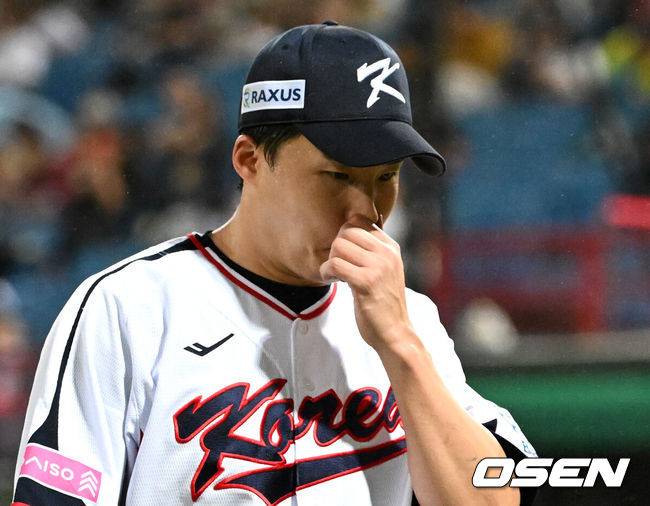 [OSEN=타이베이(대만), 이대선 기자] 16일 오후 대만 타이베이 티엔무야구장에서 세계야구소프트볼연맹(WBSC) 프리미어12 2024 B조 대한민국과 도미니카공화국의 경기가 열렸다.대한민국은 4차전 선발투수로 임찬규, 도미니카공화국은 프랑클린 킬로메를 내세웠다.4회초 무사에서 도미니카공화국 알칸타라에게 투런 홈런을 허용한 한국 임찬규가 마운드를 내려가고 있다. 2024.11.16