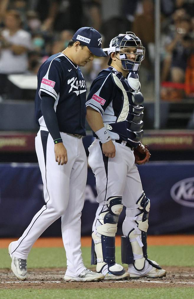 15일(현지시간) 오후 대만 타이베이시 타이베이돔에서 열린 2024 WBSC 프리미어12 B조 예선 대한민국과 일본의 경기, 5회말 일본공격 2사 만루 상황에서 마운드에 오른 이영하가 안타를 허용하며 2실점한 뒤 박동원과 대화를 나누고 있다.&nbsp; &nbsp;&nbsp;타이베이(대만)=뉴스1