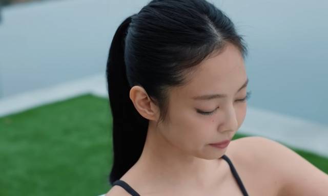 제니가 차가운 물에 입수한 채 명상하는 모습. 보그 유튜브 영상 캡처