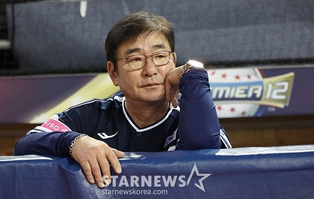 류중일 한국 야구 대표팀 감독이 15일 오후 6시 8분(현지시간) 대만 타이베이시 타이베이돔에서 열린 일본과 2024 세계야구소프트볼연맹(WBSC) 프리미어12 B조 조별예선 3차전에서 경기를 지켜보고 있다. /사진=김진경 대기자