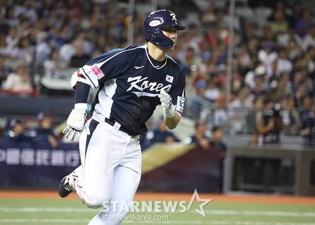 홍창기가 15일 오후 6시 8분(현지시간) 대만 타이베이시 타이베이돔에서 열린 일본과 2024 세계야구소프트볼연맹(WBSC) 프리미어12 B조 조별예선 2차전에서 2회 초 1타점 적시타를 때려내고 있다. /사진=김진경 대기자